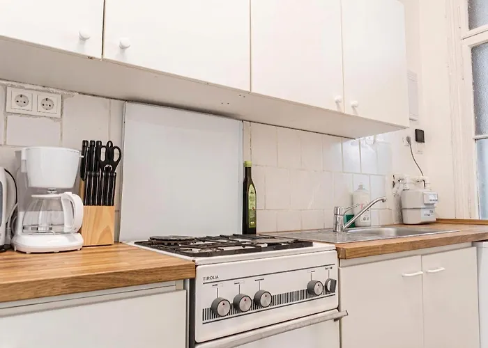 Apartment Cozy 1br Near Schoenbrunn & Westbahnhof Vienna